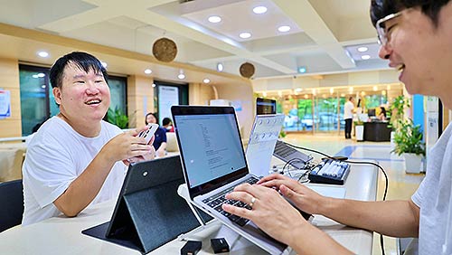 서울장애인종합복지관 AI 활용 이용자 참여 음악 제작 이벤트 중 참여자 사연을 가사로 만드는 모습