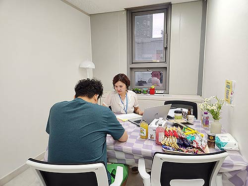 7월17일 충청북도 청주시 소재의 충북청년미래센터에서 한국고용정보원 상담사가 고립은둔 청년을 대상으로 찾아가는 상담 서비스를 제공하고 있다