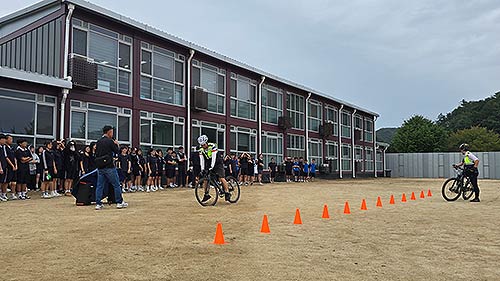 픽시 자전거 정지거리 차이를 보여주는 실습교육을 하고 있다