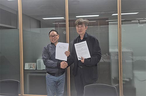 왼쪽부터 김용승 서울시마을버스운송사업조합 이사장 김태명 서울시 교통기획관