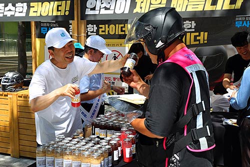 근로복지공단 박종길 이사장왼쪽이 지난 7월 서울 역삼역 인근에서 배달라이더들에게 시원한 음료를 나누어 주면서 고용산재보험 거리 홍보를 진행했다