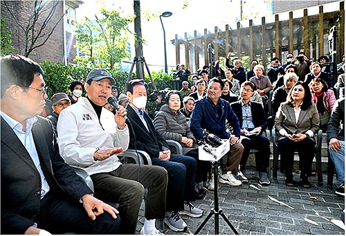 오세훈 서울시장이 28일화 구로구 가리봉2구역에서 열린 지역 주민 간담회에서 질문에 답변하고 있다