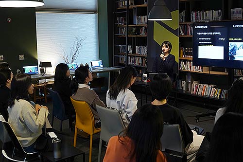 다섯 번째 프로젝트 줌인 세미나에서 시각장애 학생 인터넷 강의 접근성 향상 프로젝트를 주제로 이하늘 매니저가 발표를 진행했다