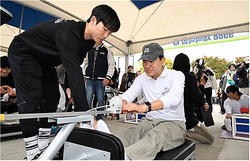 지난 10월 26일일 오세훈 서울시장이 여의도에서 열린 9988 체력장에서 체력을 측정하고 있다