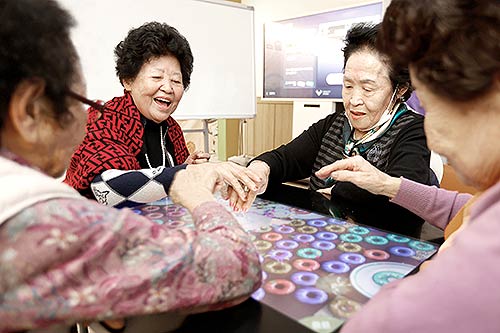 스마트 터치 테이블로 게임을 즐기는 모습