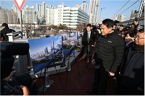 15일월 오전 동서울터미널 현장을 방문한 오세훈 서울시장이 관련 브리핑을 청취하고 있다