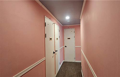  적발사례 출입문에 유리창 설치 변종 사례