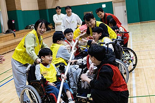 페스티벌에 참여한 아이들과 가족이 줄다리기를 즐기고 있다