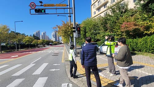 사진한국도로교통공단관계자들이보행신호체계를점검하고있다