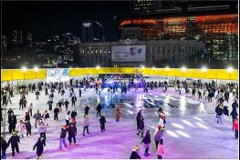 도심 한복판 겨울 열기로 후끈… `서울광장 스케이트장` 이용객 10만 명 돌파 기사 이미지