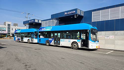 수소충전소에서 충전중인 버스