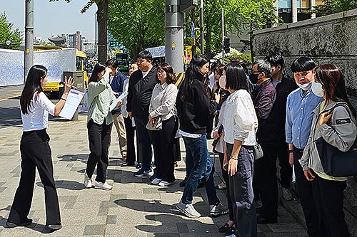 시범운영 현장에서 시각장애인과 공단 연구진이 평가중이다