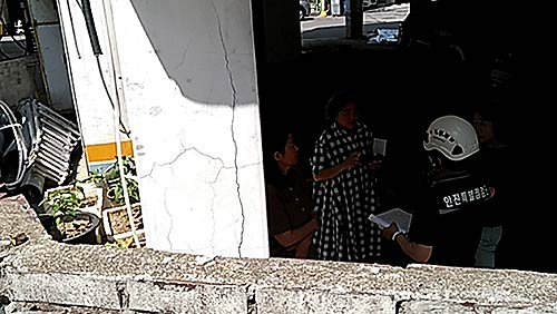 건물 기둥 균열 점검