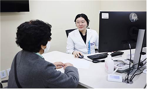  노인진료센터 의사가 진료를 시행하는 모습보라매병원