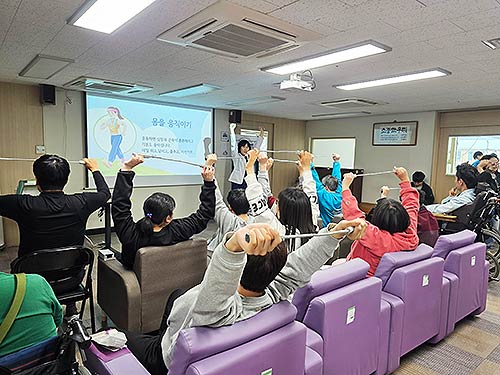 부천우리병원이 부천시장애인활동센터에서 감염병 예방 및 보건위생 교육을 진행하고 있다