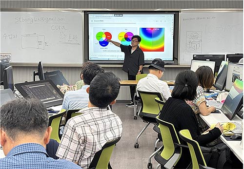  부산경상대학교 50생애재설계대학 수강생들이 AI디지털디자인 과정 참여 사진      사진 부산경상대학교 제공