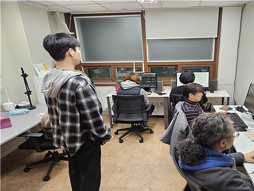 시각장애인 정보화교육의 경우 소수45명 인원 교육을 진행