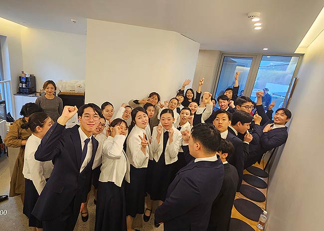 EI Choir 합창단의 공연 직전 모습 긴장감 대신 설렘과 열정이 대기실을 가득 채우고 있다 무대에 오르기 전 단원들이 서로에게 보내는 뜨거운 격려와 단단한 눈빛은 이미 하나의 완벽한 하모니며 관객들에게 벅찬 감동으로 이어진다