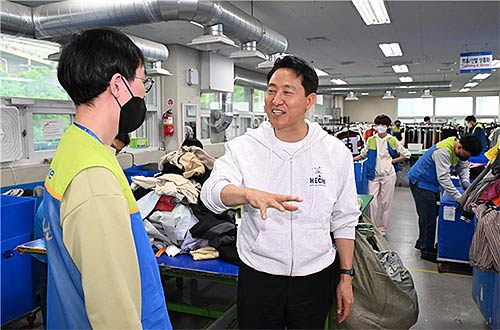 굿윌스토어 1호점을 찾은 오세훈 서울시장이 현장을 점검하고 있다