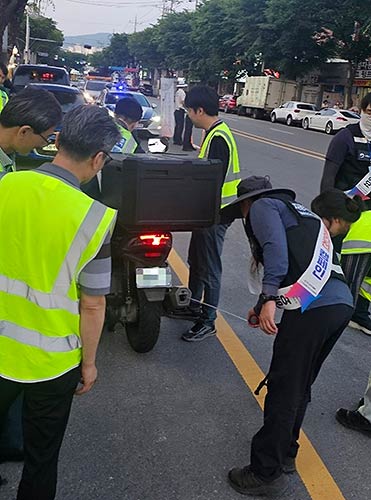 지난해진행된오토바이소음없는날합동단속에서시군공무원과유관기관관계자들이오토바이의소음허용기준적합여부를측정하고