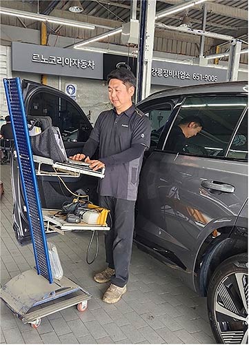육군 부사관으로 25년간 복무한 조승길 씨가 재취업한 르노자동차 강릉정비사업소에서 입고된 차량을 점검하고 있다