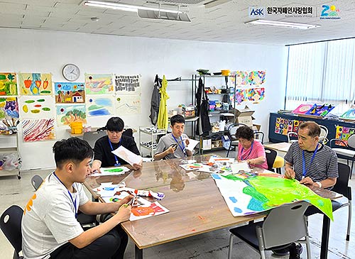 발달장애 예술인들이 출퇴근 기반 문화예술 일자리 사업에 참여해 창작 활동을 진행하는 모습