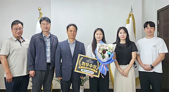 2026년 운전면허 학과시험 국민참여 공모전 시상식에서 한국도로교통공단 마산운전면허시험장 배문수 단장왼쪽에서 세 번째 최우수상 수상자인 최난영 씨왼쪽에서 네 번째 및 참석자들이 한국도로교통공단 이사장 감사장을 전달하고 기념촬영을 하고 있다사진제공한국도로교통공단
