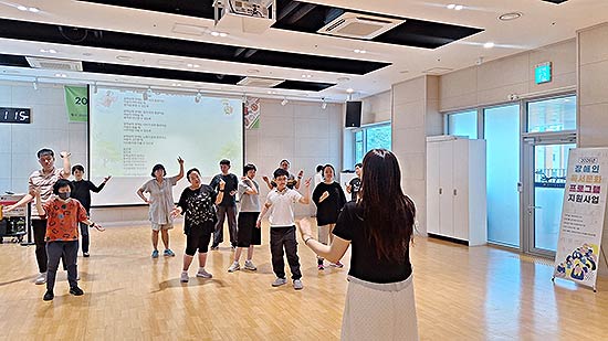 금천구립가산도서관의 장애인 독서문화 프로그램 그림책으로 만드는 우리들의 작은 뮤지컬 운영 모습
