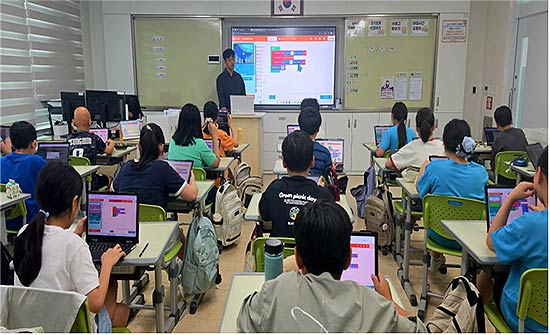 서울개현초등학교 5학년 학생들이 지난 7월 진행된 2026 AISW 활성화 교육에서 블록코딩 실습 교육에 참여하고 있다