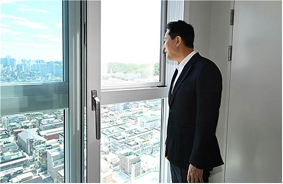 세훈 서울시장이 12일 개봉 청년안심주택 세이지움에 방문해 시설을 둘러보고 있다
