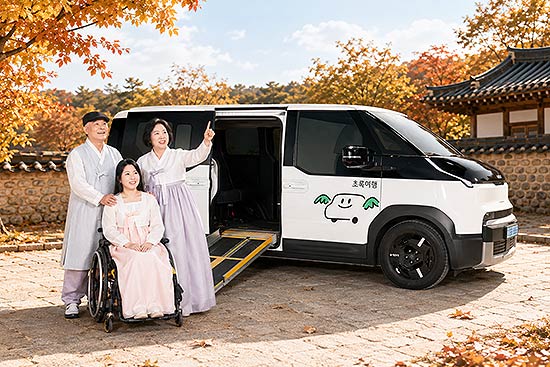 초록여행 홍보모델 문혜진과 가족한복 및 배경은 AI로 생성