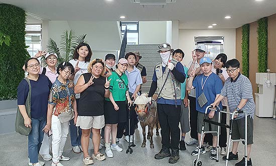이천시장애인자립생활센터 말교감체험 후 단체사진