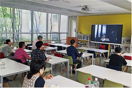 성남시한마음복지관 ABA 강의실에서 참여자들이 배리어프리 영화를 감상하고 있다