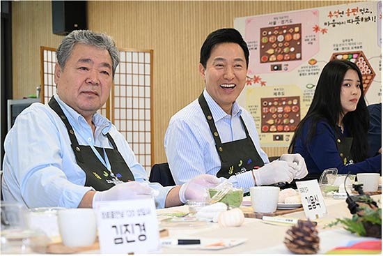 오세훈 서울시장이 23일수 오전 서울잇다플레이스 개관식에 참석해 정책 참여 시민들과 추석맞이 송편을 빚으며 이야기를 나누고 있다